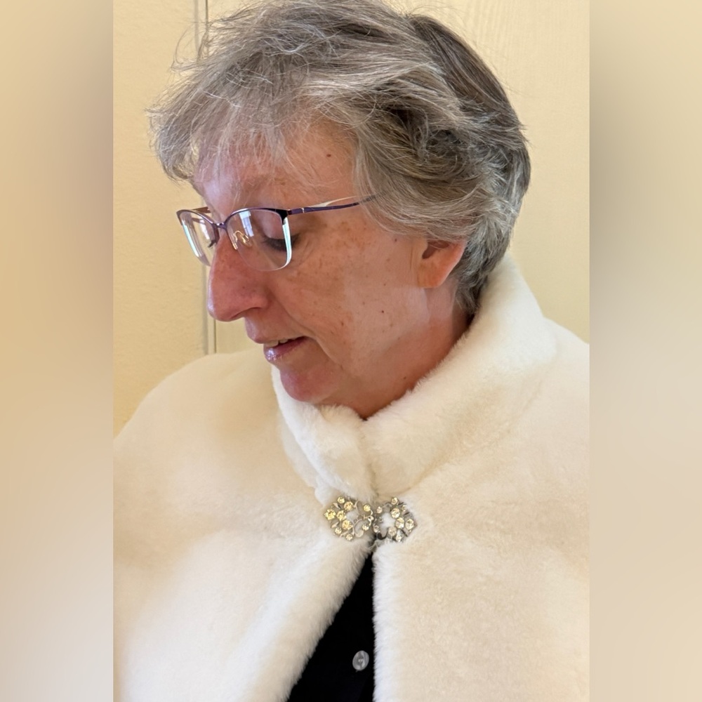 Women’s Elegant White Faux Fur Bridal Cape w/Brooch Accents, One Size Fits Most - Picture 9 of 10